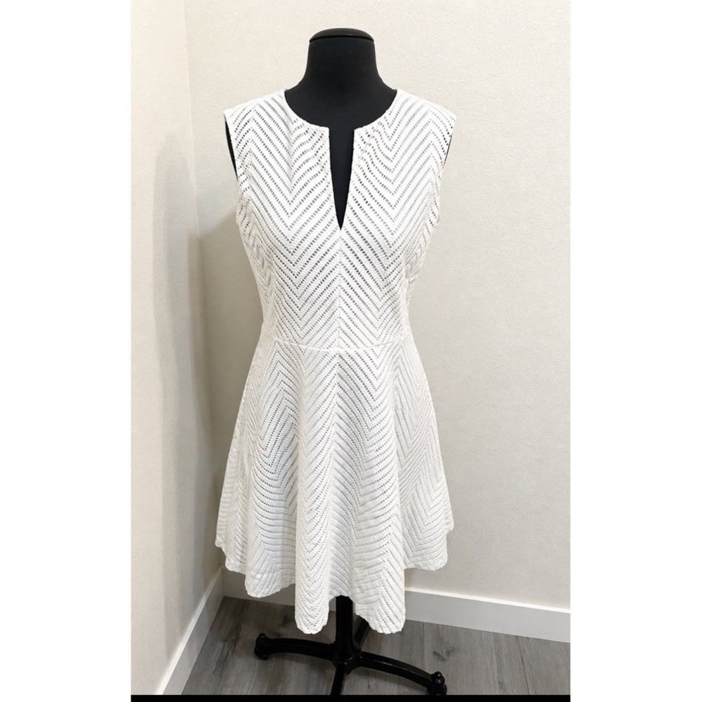 Tory Burch   A-Line Sleeveless Mini Dress Size L Eye Let  White  Sleeve Less